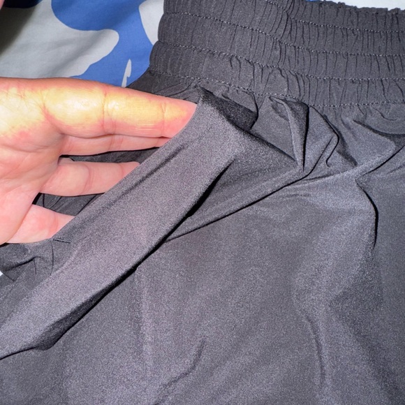 Vuori Villa Black Shorts medium - Picture 6 of 8